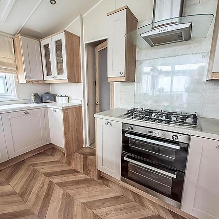 Beautiful Lodge With Full Sea Views At Broadland Sands In Suffolk Ref 20235Bs Hopton on Sea 外观 照片