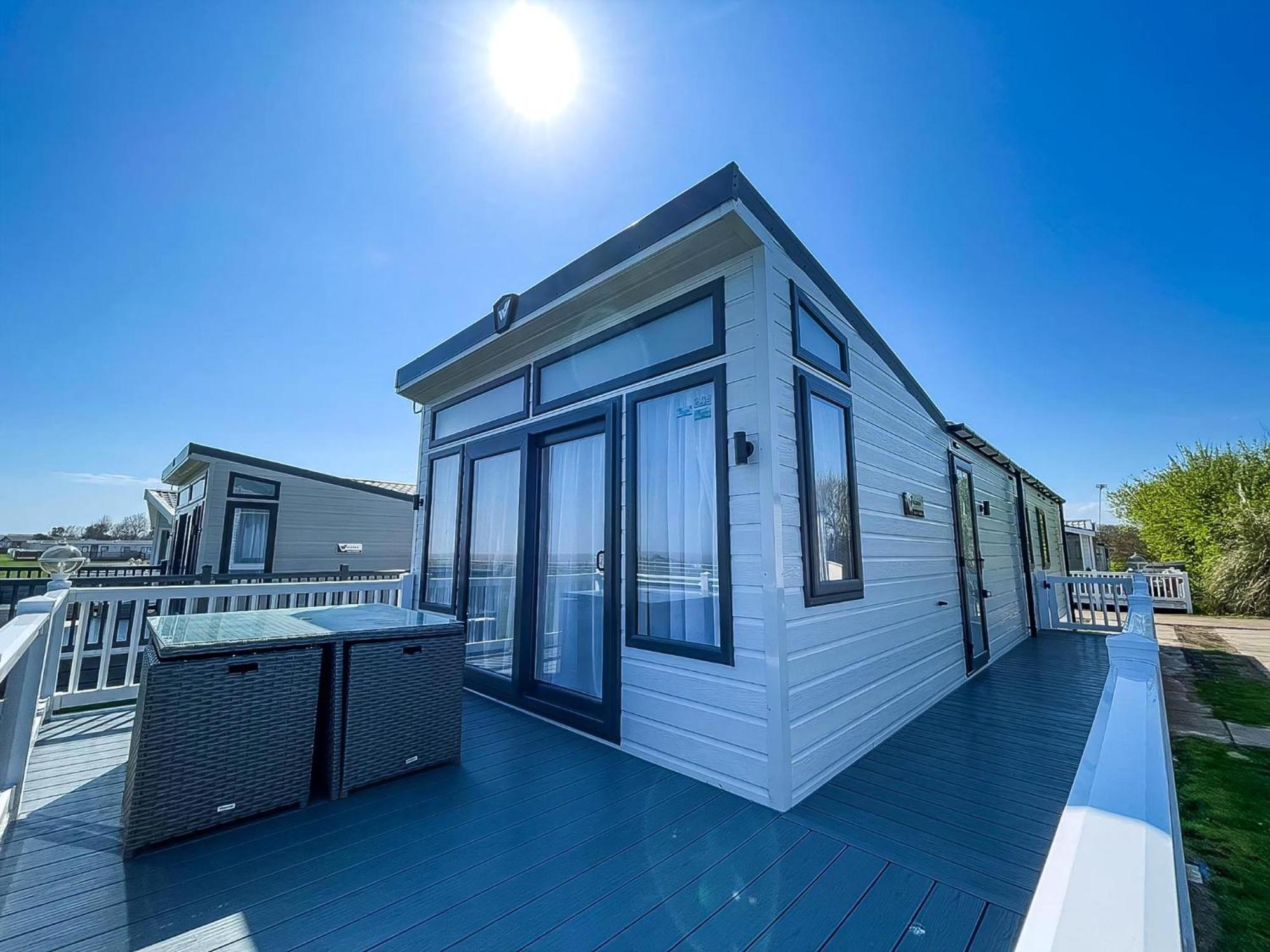 Beautiful Lodge With Full Sea Views At Broadland Sands In Suffolk Ref 20235Bs Hopton on Sea 外观 照片
