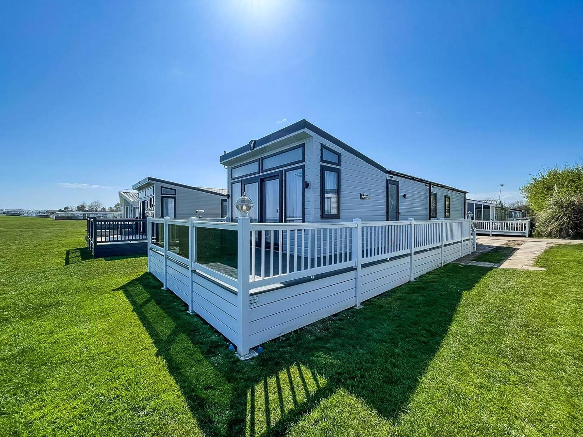 Beautiful Lodge With Full Sea Views At Broadland Sands In Suffolk Ref 20235Bs Hopton on Sea 外观 照片