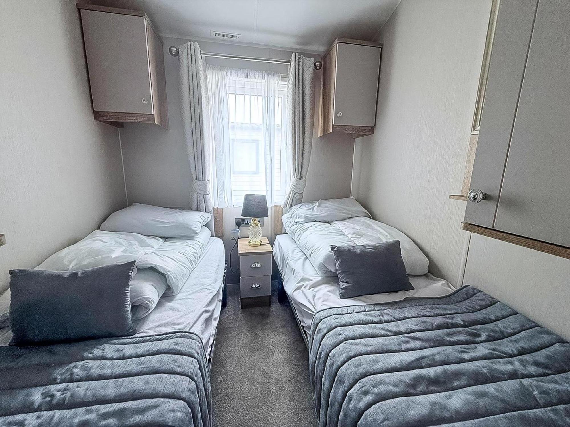 Beautiful Lodge With Full Sea Views At Broadland Sands In Suffolk Ref 20235Bs Hopton on Sea 外观 照片